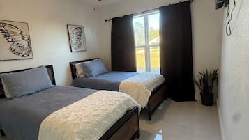 Tabla de planchar con plancha, wifi, ropa de cama