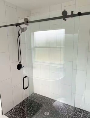 Tina de hidromasaje, toallas, jabón, papel de baño 