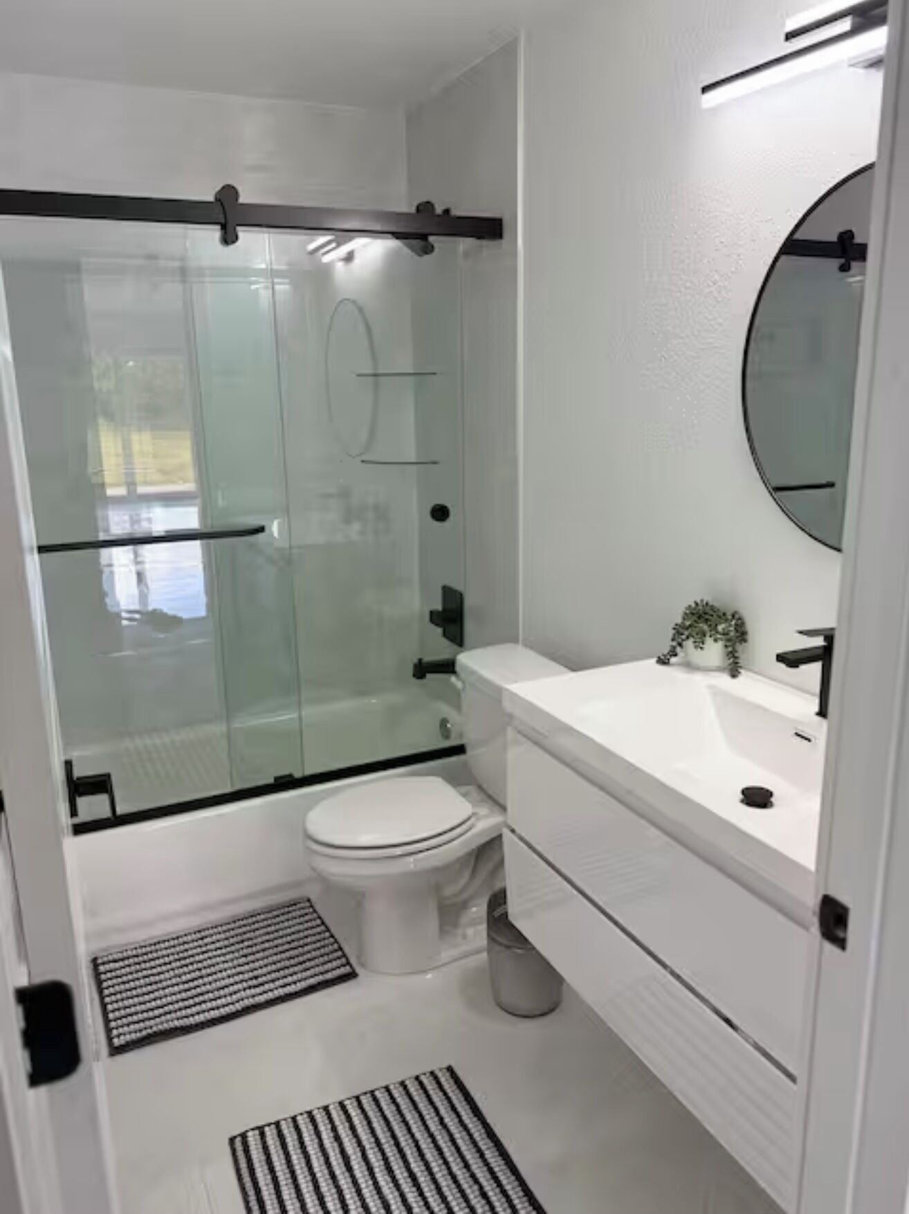 Whirlpool, Handtücher, Seife, Toilettenpapier