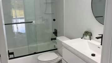 Whirlpool, Handtücher, Seife, Toilettenpapier