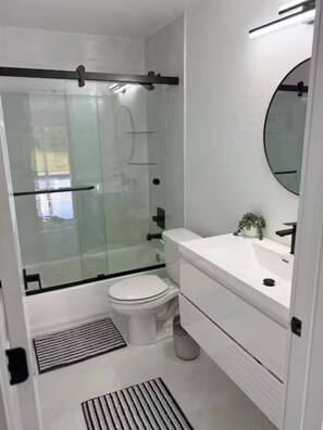 Jetted bath, towels, soap, toilet paper - Private 2-Acre Luxury Retreat 3BR LEGOLAND 30 Miles (Avon Park)