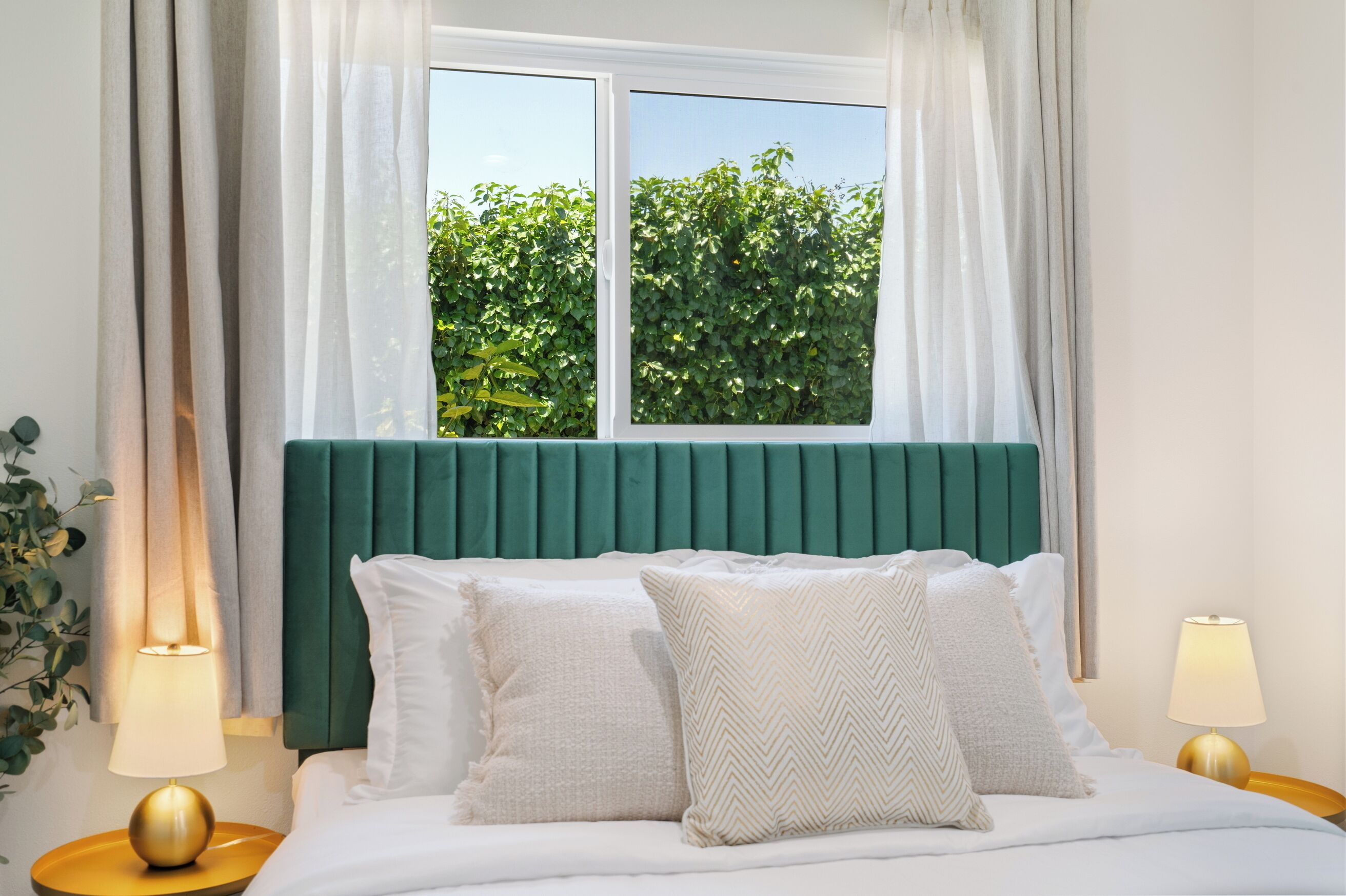 2 quartos, escrivaninha, ferros/tábuas de passar roupa