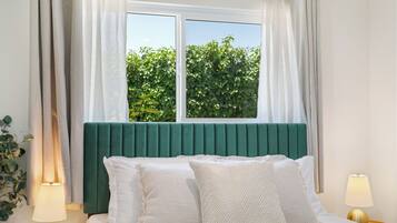 2 quartos, escrivaninha, ferros/tábuas de passar roupa