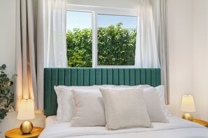 2 quartos, escrivaninha, ferros/tábuas de passar roupa