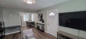 Smart TV - NO SERVICE CHARGE - Cozy & Modern 1-Bedroom Getaway in El Monte (El Monte)