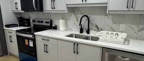 Réfrigérateur, micro-ondes, four, plaque de cuisson