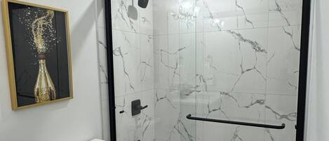 Douche, sĂšche-cheveux, serviettes fournies, savon