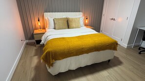 1 dormitorio, escritorio, tabla de planchar con plancha y cuna de viaje
