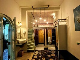 Ducha, secador de pelo, toallas, papel higiénico