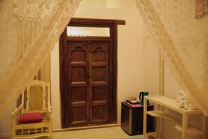 Chambre Double Supérieure | Salle de bain | Douche, sèche-cheveux, serviettes fournies, papier toilette