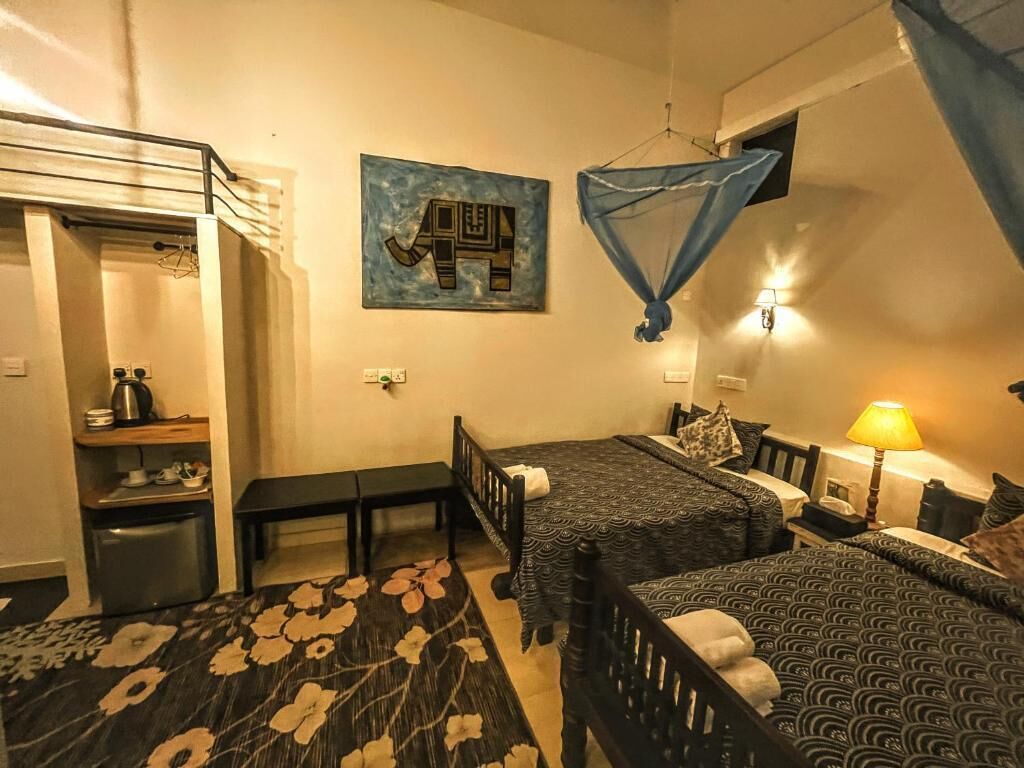 Caja fuerte, escritorio, sistema de insonorización y wifi gratis