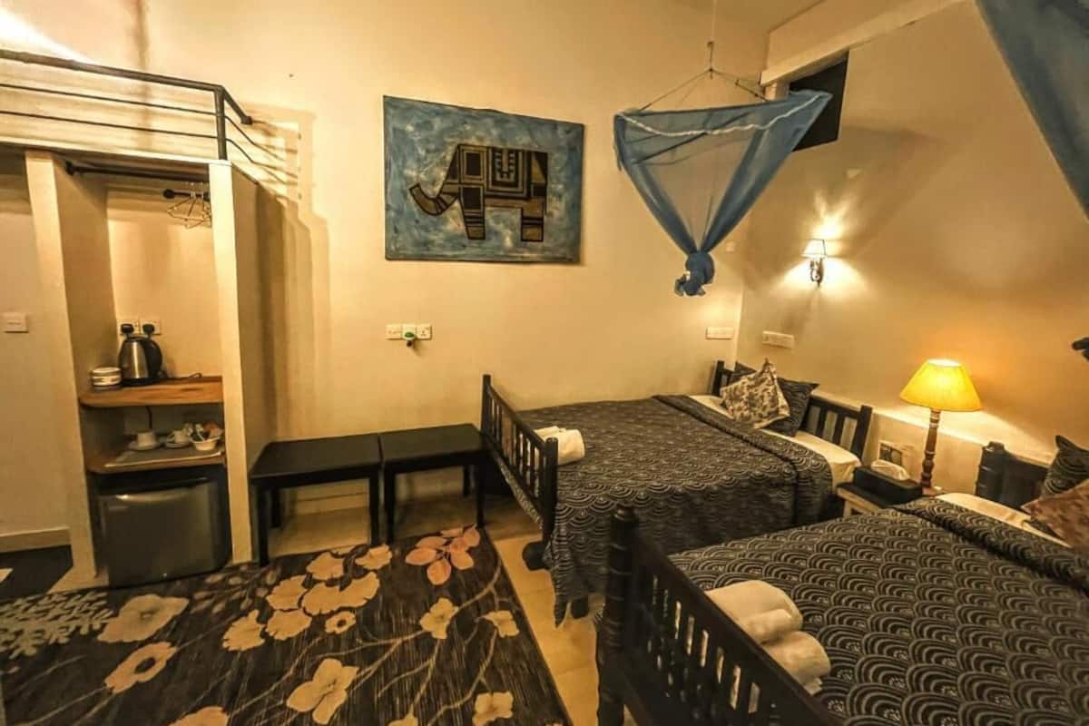 Chambre triple supĂ©rieure, en mezzanine | Coffre-fort, bureau, systĂšme dâinsonorisation, accĂšs au Wi-Fi (inclus)