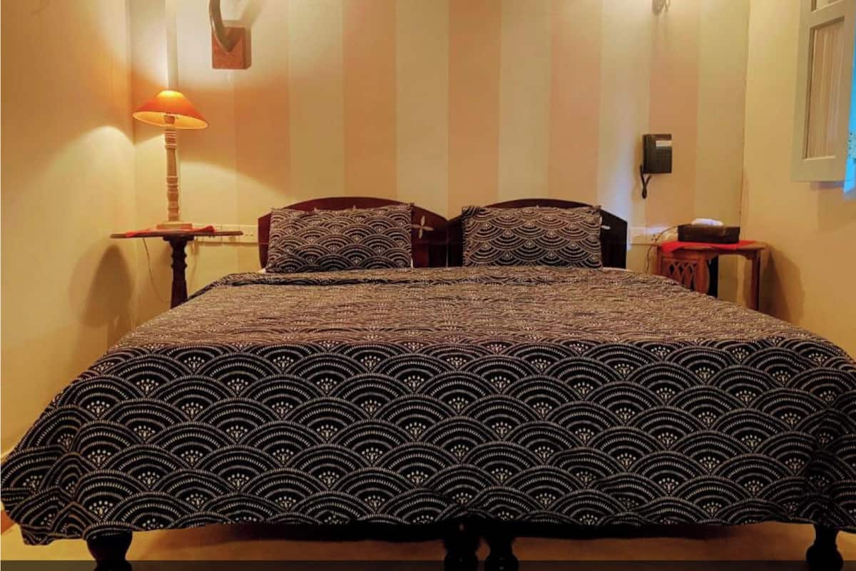 Chambre de base double | Coffre-fort, bureau, systĂšme dâinsonorisation, accĂšs au Wi-Fi (inclus)