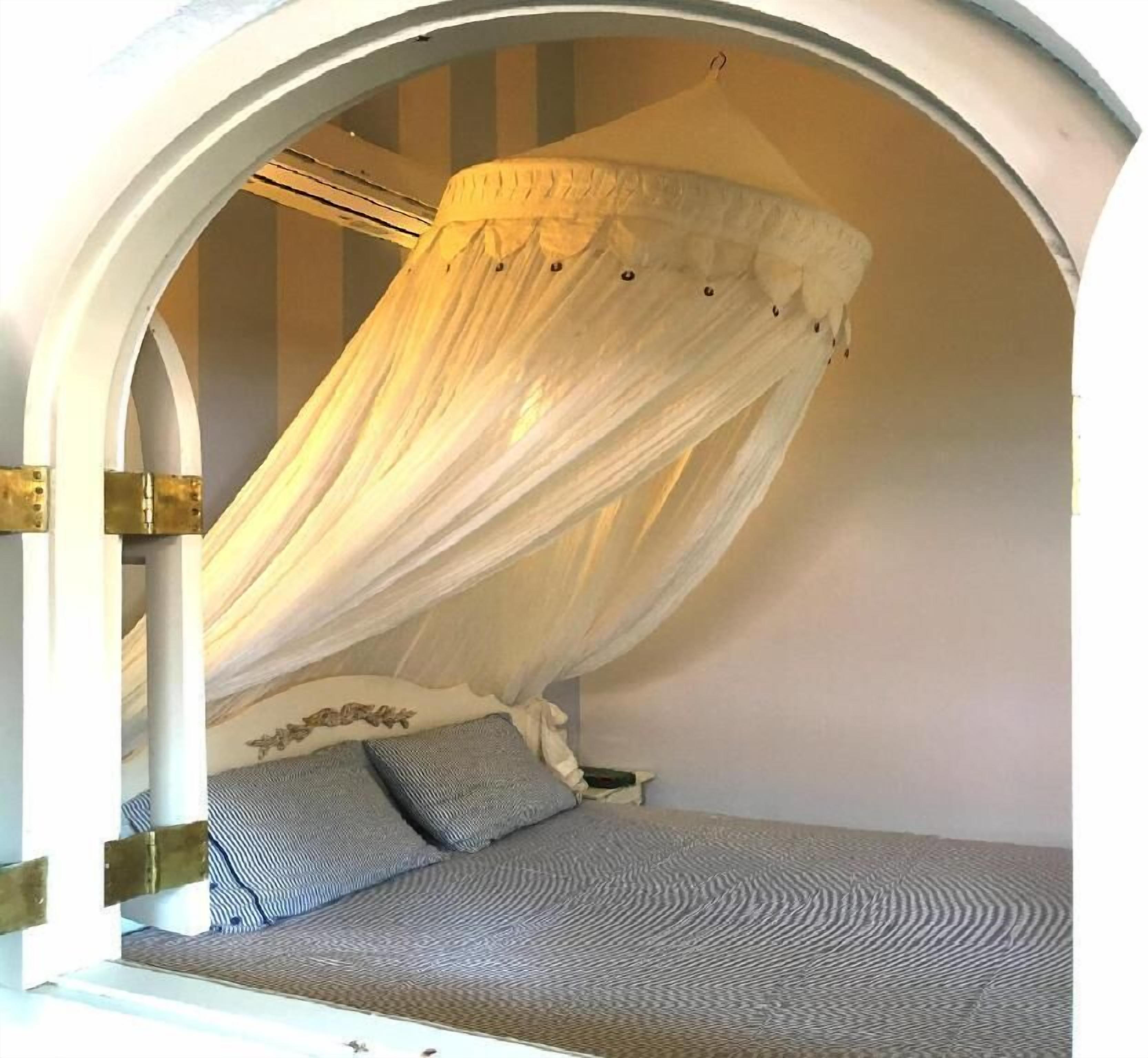 Caja fuerte, escritorio, sistema de insonorización y wifi gratis