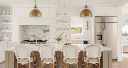 4 bed/5 bath beautiful coastal family home w/water views near airport & Sidney