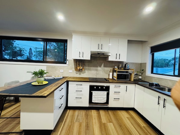 Private kitchen - Newly renovated 2-bedroom apartment in Hawks Nest 2 min walk to water,AC,BBQ. (Hawks Nest)