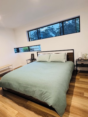 WiFi, bed sheets - Newly renovated 2-bedroom apartment in Hawks Nest 2 min walk to water,AC,BBQ. (Hawks Nest)