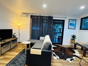 Living area - Newly renovated 2-bedroom apartment in Hawks Nest 2 min walk to water,AC,BBQ. (Hawks Nest)