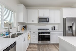 Microwave, oven, stovetop, dishwasher - Family-Friendly 4BR Murrieta Home with A/C, Garage & Quiet Cul-de-Sac (Murrieta)