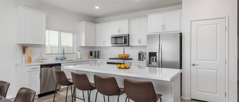 Micro-ondes, four, plaque de cuisson, lave-vaisselle