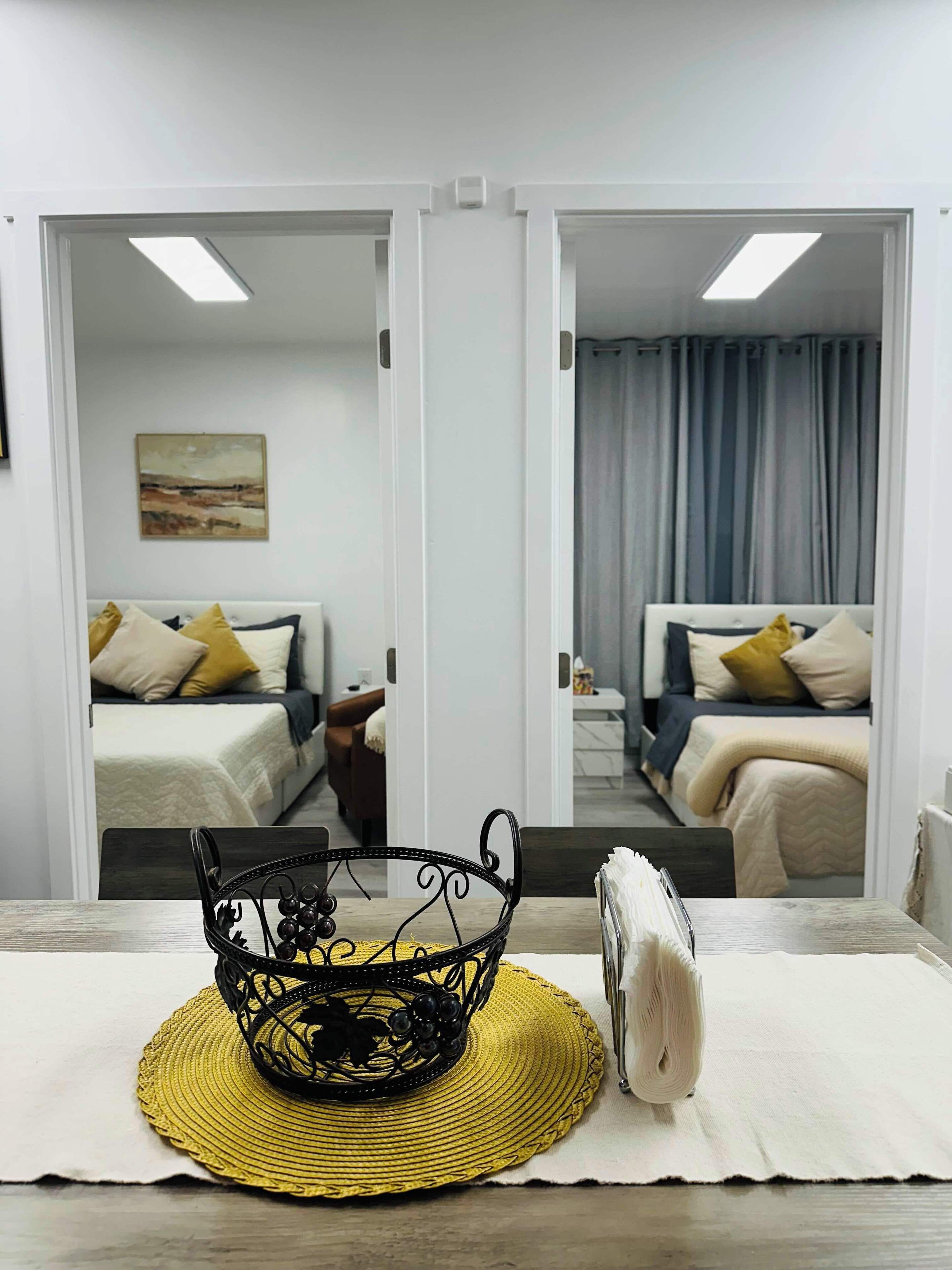 2 habitaciones, tabla de planchar con plancha, wifi y ropa de cama 