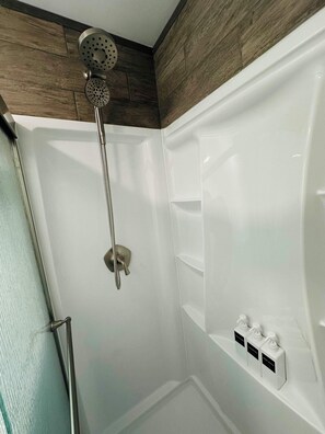 Douche, sèche-cheveux, serviettes fournies, savon