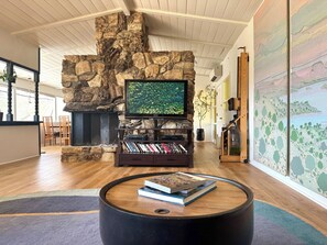 Interior - Lake Haus 59 : Family-friendly 2bed/2ba, Full Kitchen + Lake View Deck (Friant)