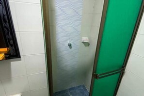 Ducha, toallas, jabón, papel higiénico