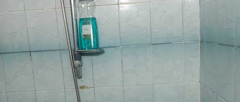 Sèche-cheveux, bidet, serviettes fournies, savon