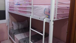 A bunk bed room with pink walls, a window, and a door. - The Best Rooms 2 (Hospitalet de Llobregat 1 - 2)
