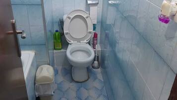 Sèche-cheveux, bidet, serviettes fournies, savon