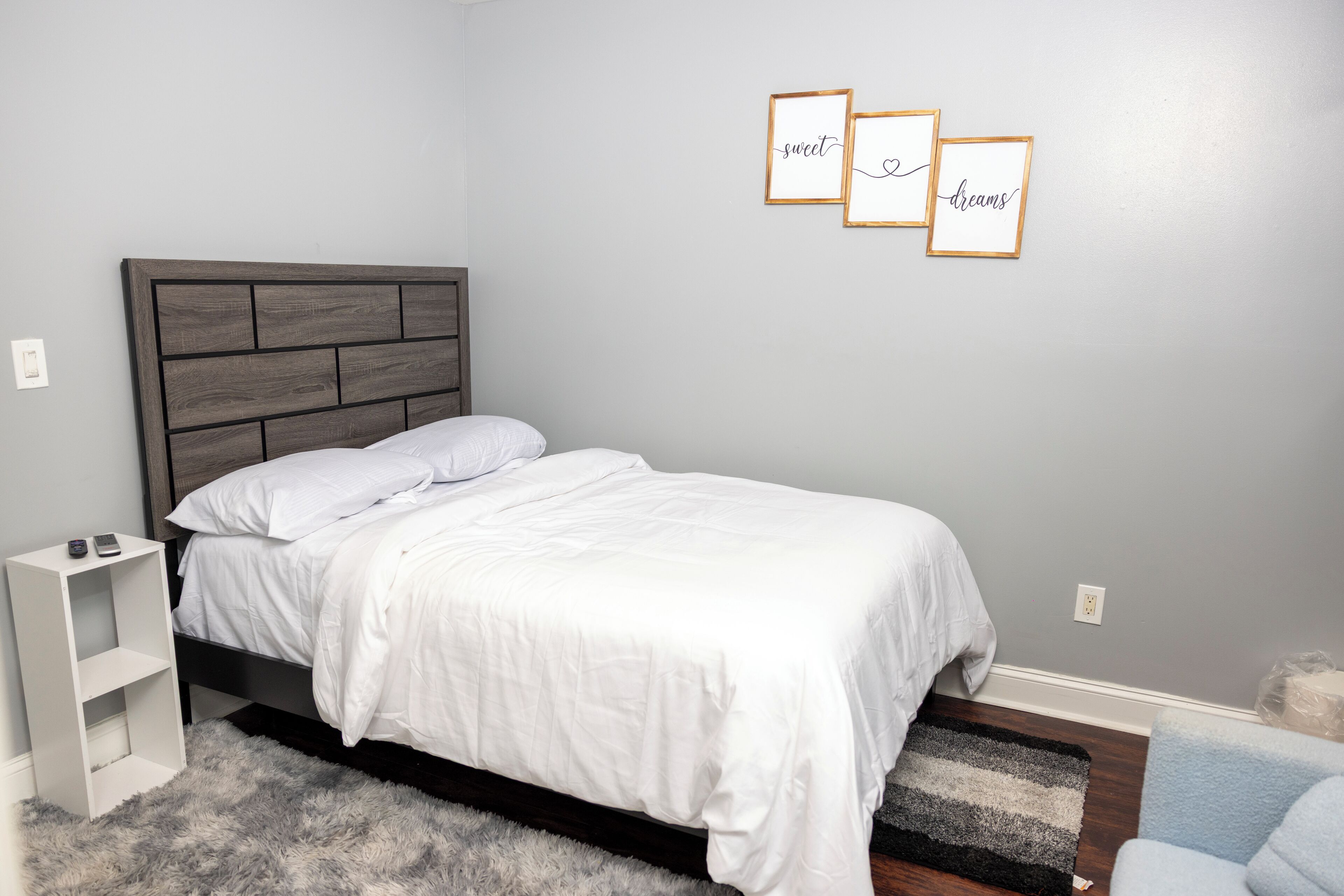 2 bedrooms, desk, iron/ironing board, WiFi