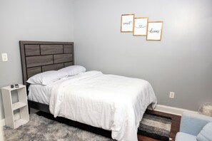 2 bedrooms, desk, iron/ironing board, WiFi - 2 bedroom apartment in a quiet area of Newark, near the airport and stores. (Newark)
