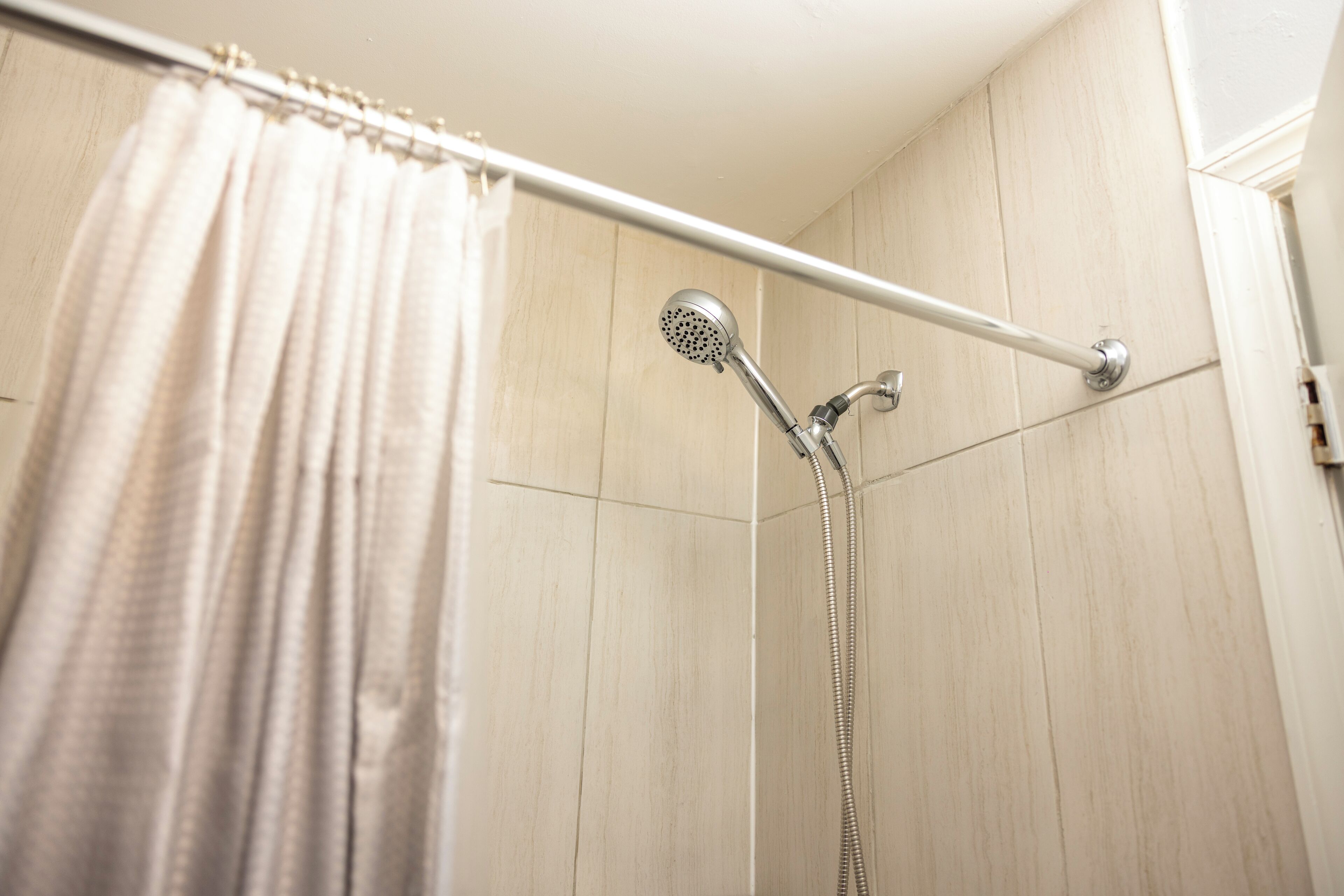 Douche, sèche-cheveux, serviettes fournies, savon