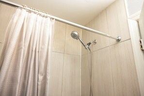 Shower, hair dryer, towels, soap - 2 bedroom apartment in a quiet area of Newark, near the airport and stores. (Newark)