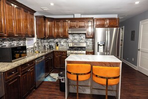 Coffee/tea maker, fridge, microwave, oven - 2 bedroom apartment in a quiet area of Newark, near the airport and stores. (Newark)