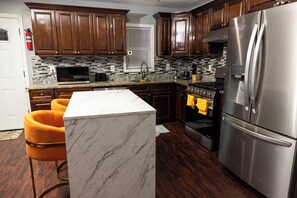 Fridge, microwave, oven, stovetop - 2 bedroom apartment in a quiet area of Newark, near the airport and stores. (Newark)