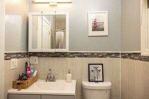 Dusche, Haartrockner, Handtücher, Seife