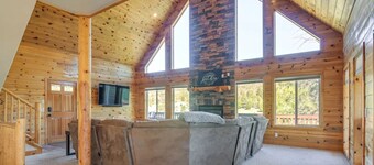 Spacious 3-bedroom cabin in beautiful Alton with AC