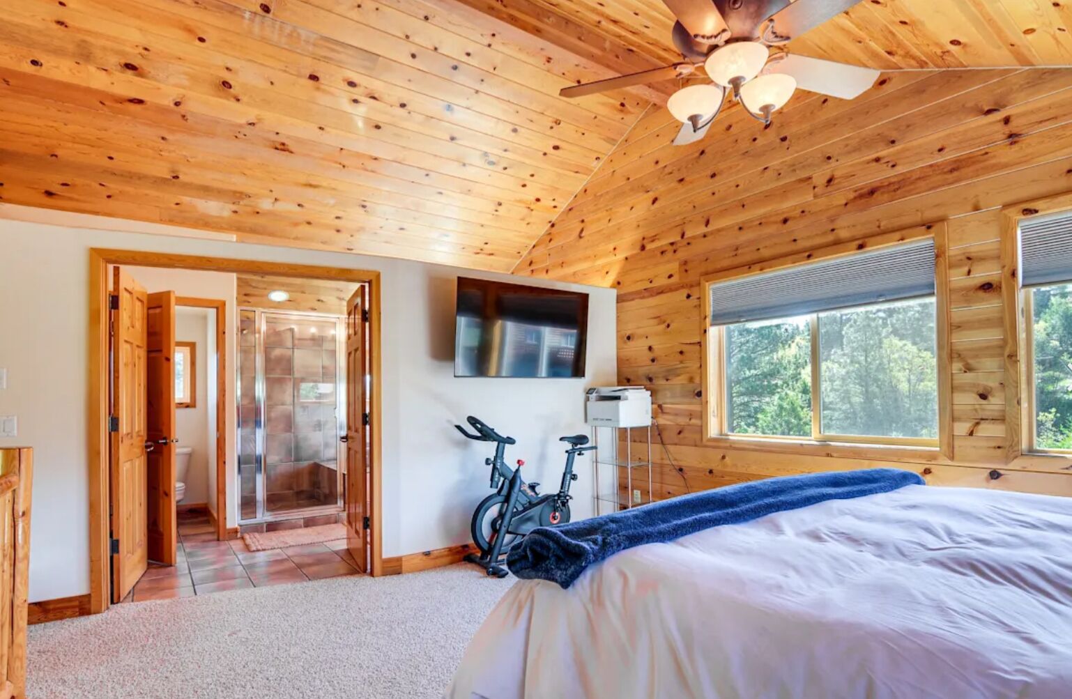 Tabla de planchar con plancha, wifi y ropa de cama 