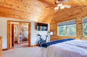 Tabla de planchar con plancha, wifi y ropa de cama