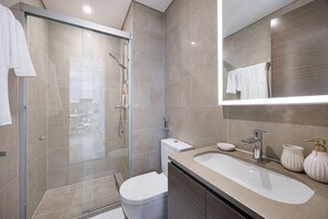 Shower, hair dryer, towels, soap - Burj Khalifa & Downtown Skyline View Apartment (Dubai)