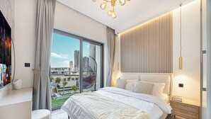 Ein modernes Schlafzimmer mit einem großen Bett, Stadtblick und einem Balkon.