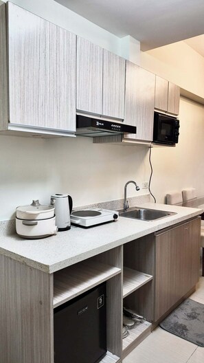Private kitchen - Cozy 1-bedroom condo at the Heart of Cebu @Horizon 101 (Cebu City)