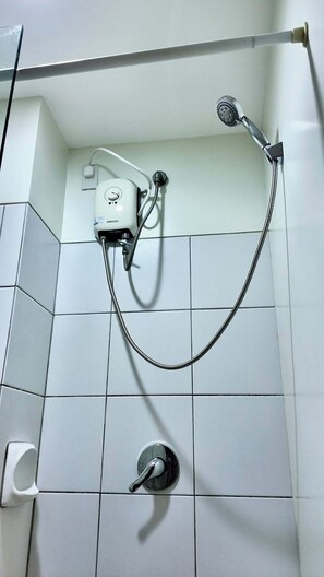 Haartrockner, Handtücher, Seife, Toilettenpapier