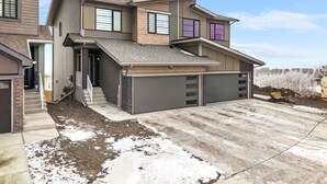 Exterior - Mountain View Retreat with Two King Beds and Full House (Cochrane)
