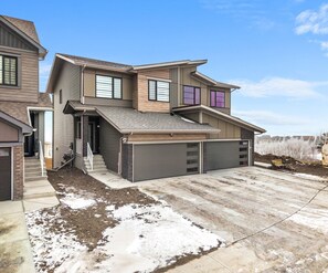 Exterior - Mountain View Retreat with Two King Beds and Full House (Cochrane)