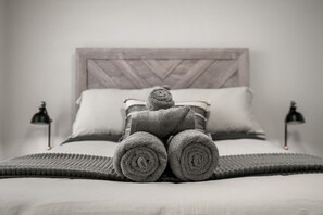 Iron/ironing board, travel cot, free WiFi, bed sheets - Mountain View Retreat with Two King Beds and Full House (Cochrane)