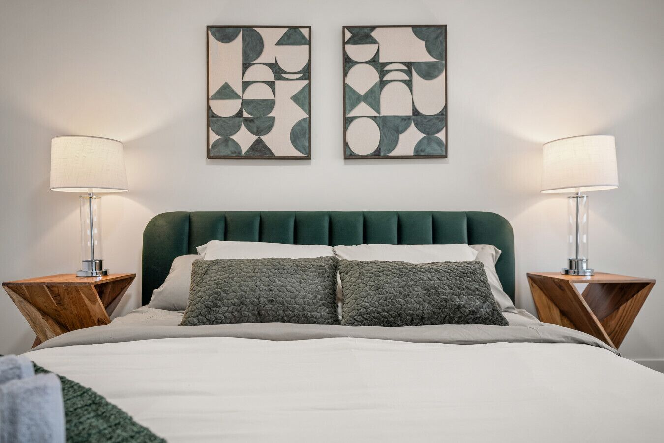 Een strijkplank/strijkijzer, reisbedje, gratis wifi, beddengoed
