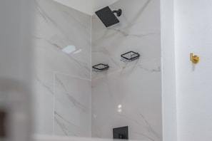 Shower, towels, soap, toilet paper - Your Home Away From Home in Bakersfield” (Bakersfield)